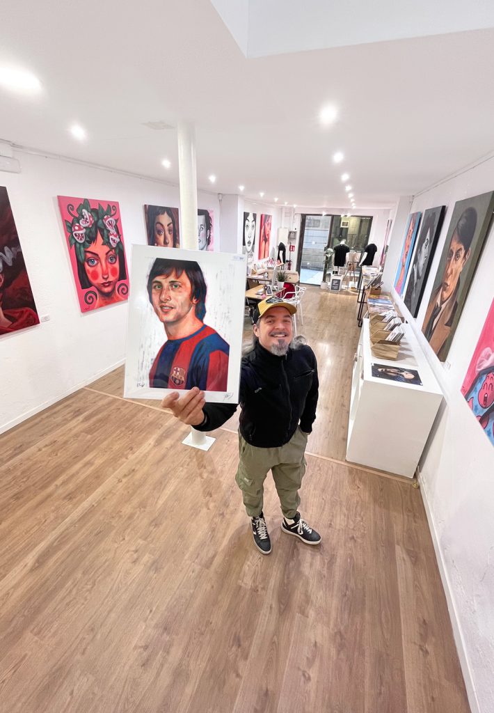 Impresiones de alta calidad de todas las obras de Jaume Tenes, reproducidas en papel "Caballo" de 300gr. Cada ejemplar está firmado a mano por el propio artista, convirtiéndolo en una pieza única y exclusiva.
